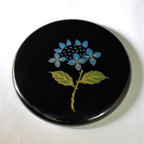 Isuke-Compact-Hand-Mirror-Hydrangea-Pattern-Lacquer-Mirror-With-Bag-1-2025-03-05T01:47:15.167Z.jpg